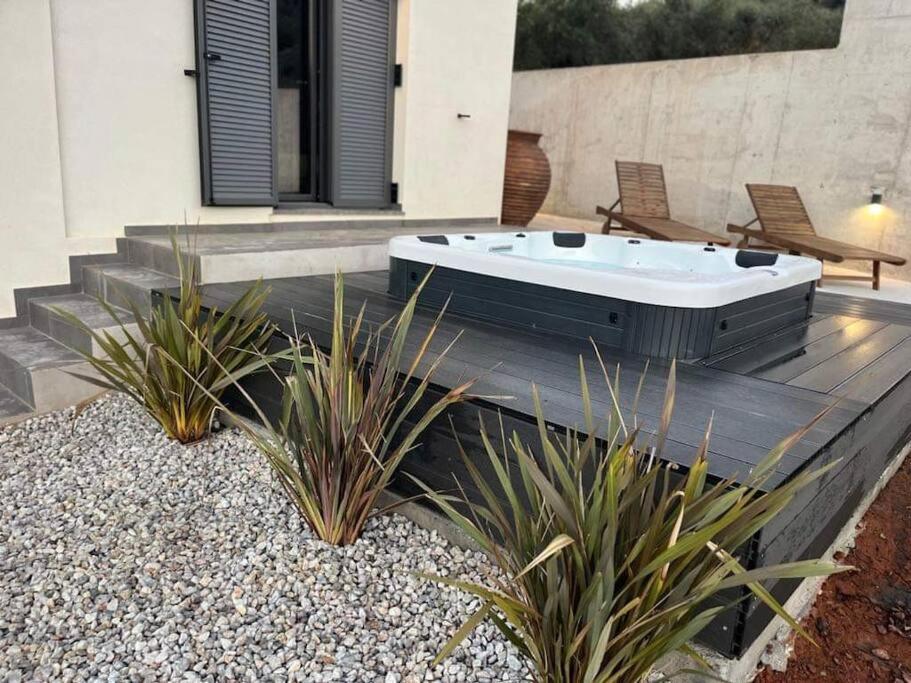 Ek Ornelakis, Luxury Country House With Jacuzzi 干尼亞 外观 照片